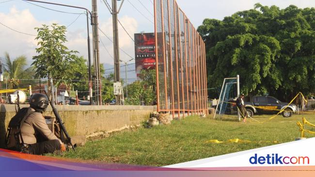 Man Allegedly Carrying Bomb Still Tied at the Goalpost, Armed Police Standby