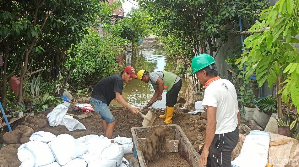 Tanggul Swadaya Warga Jebol, Banjir Rob Di Demak Naik Lagi