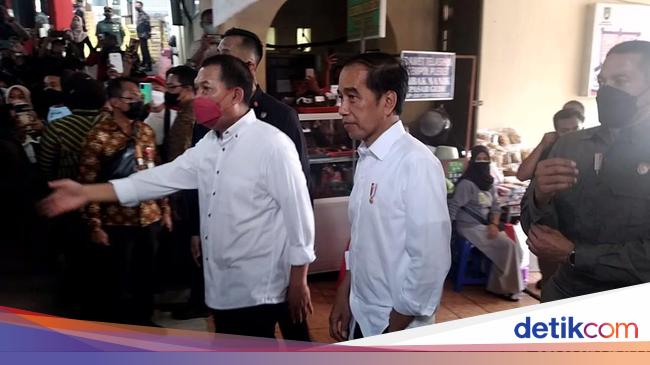 Momen Jokowi Lepas Masker Saat Blusukan Di Pasar Gede Solo