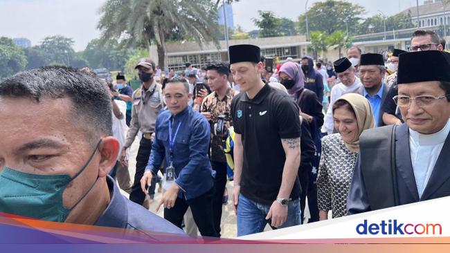 Friday at the Istiqlal Mosque, Mesut Ozil Prays at the Front Row