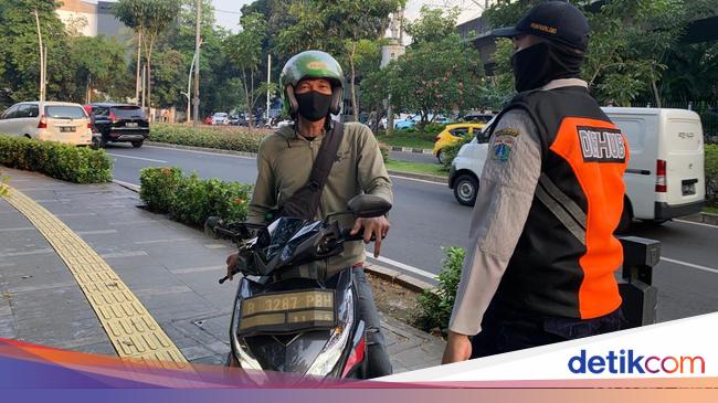 Dishub Tertibkan Pemotor Bandel yang Melintas di Trotoar Dukuh Atas-Tomang