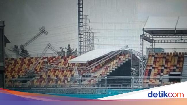 The roof of the Formula E Tribune collapses because the support pole is not strong enough