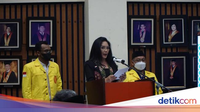 Oneng Rieke 'Oneng' Diah Pitaloka Raih Gelar Doktor UI dengan Predikat Cumlaude