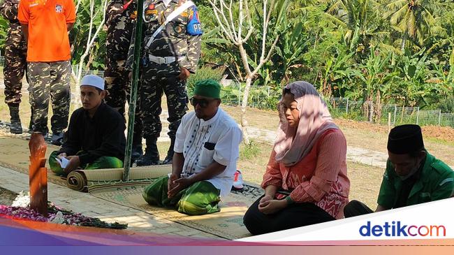 Ziarah Makam Buya Syafii Yenny Sahabat Gus Dur Pemersatu Muhammadiyah Nu