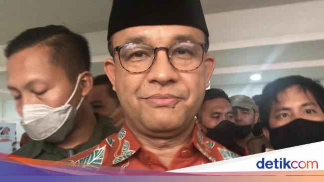 Anies throws a smile when asked about the roof of the Formula E Tribune collapsing