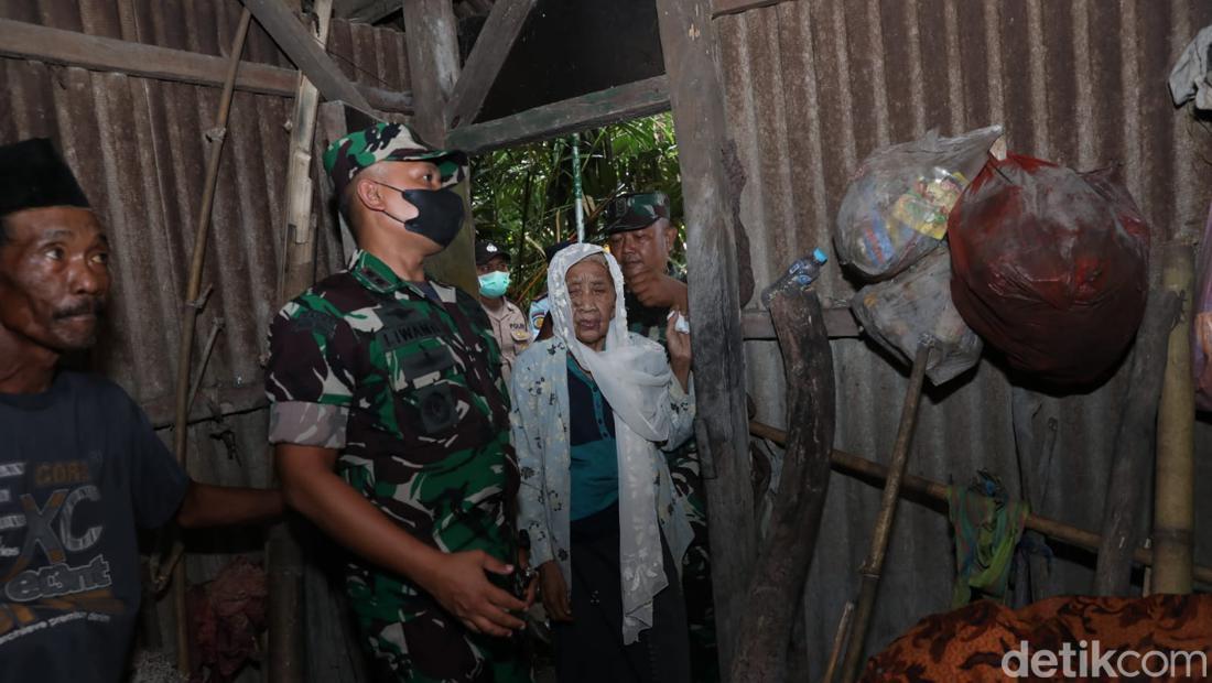 Kisah Nenek 81 Tahun Tinggal Sebatang Kara Di Dapur Reyot