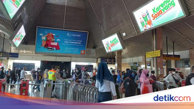 Rute Baru Krl Begini Suasana Stasiun Tanah Abang Pagi Ini