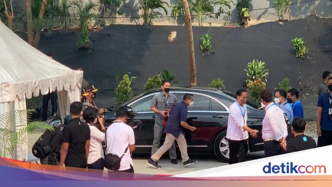 Jokowi Arrives at Formula E Circuit, Greeted by Anies to Sahroni