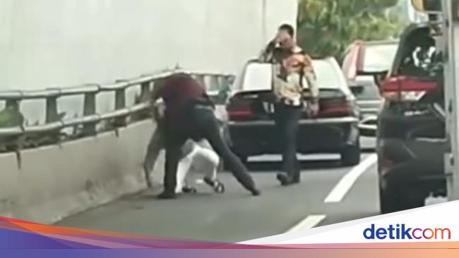 RFH Plate Car Driver Beats Driver on Gatsu Toll Road Starting from Serempetan