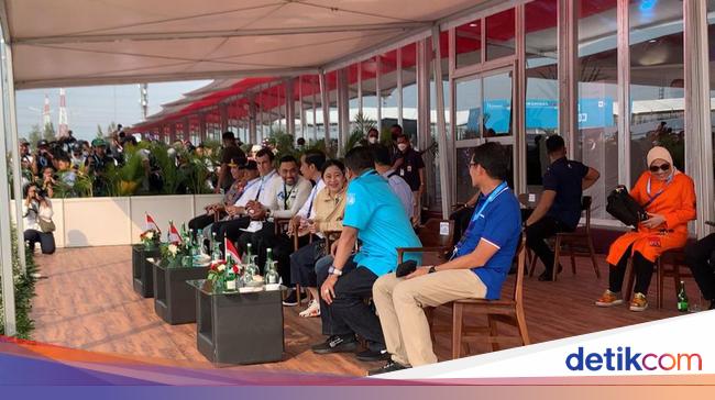 Puan Watches Formula E, Sitting Between Jokowi and Anies