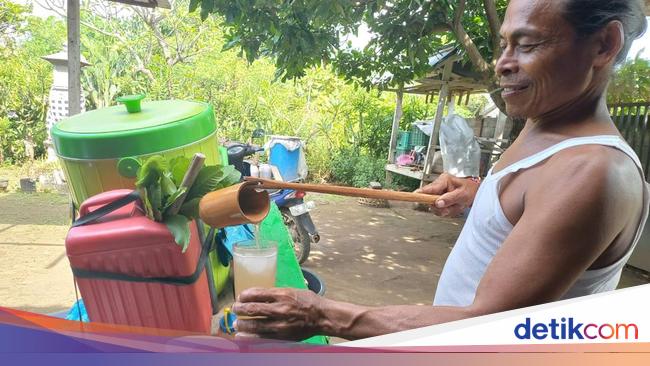 Menikmati Tuak Manis, Minuman Khas Buleleng yang Tak Bikin Mabuk