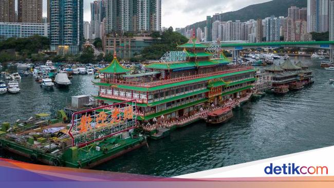 The World’s Largest Floating Restaurant Is Now Sinking Into the Ocean