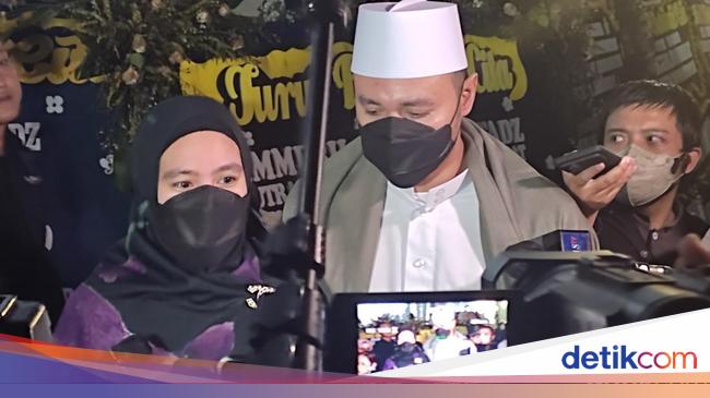 Kartika Putri was touched by wearing the flag after Hajj