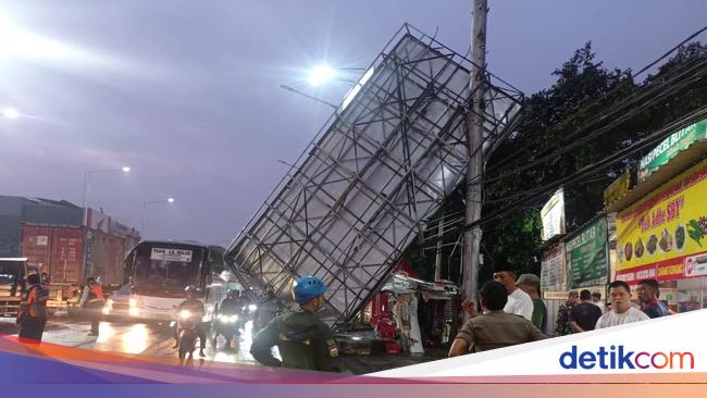 Rain and Strong Wind, the Billboard in Tangsel Collapses