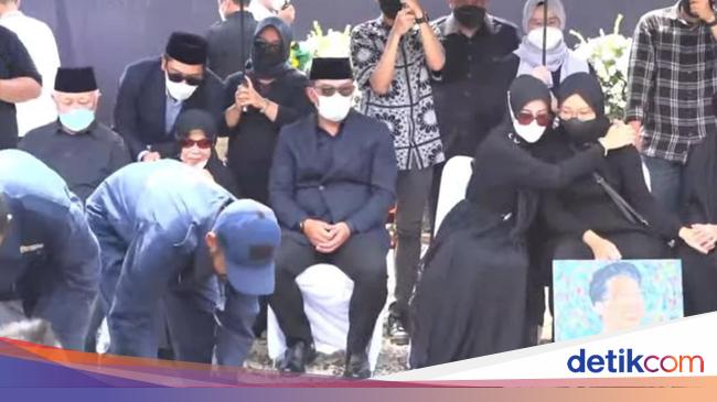 Ridwan Kamil’s wife Atalia hugs Zara at Eril’s funeral