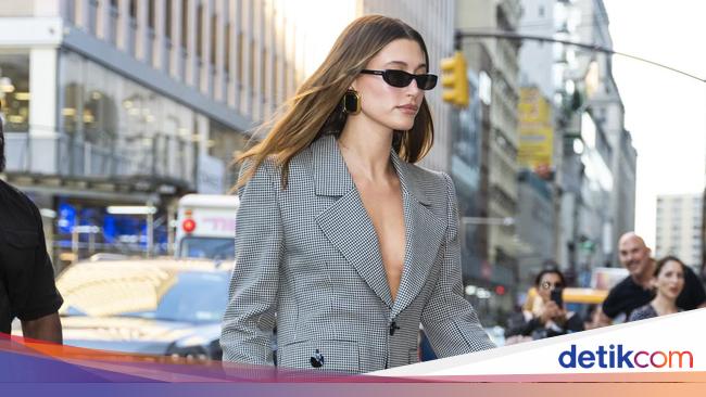 Hailey Bieber eats dinner in only a blazer, shows off his long legs