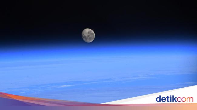 Astronaut Shares Beautiful Photo of the Moon Floating