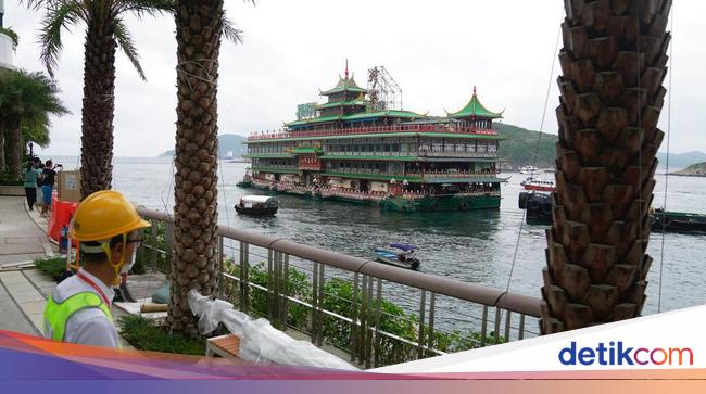 World’s Largest Floating Restaurant Drowns, Eh Owner Cancel Claim