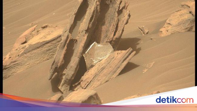 NASA rover finds shiny object on Mars