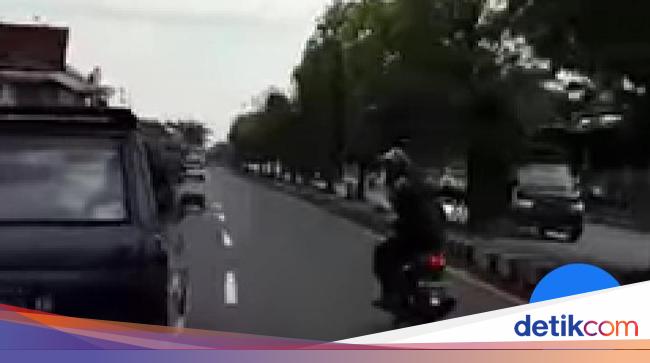 lagi viral pengemudi mobil halangi laju ambulans di klaten jollynews