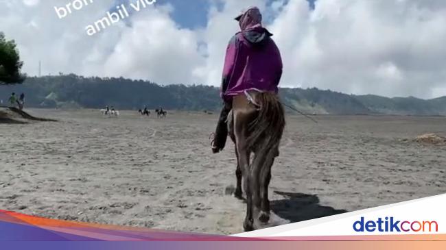 Recording Without Permission, Mount Bromo Tourists Beaten by Horse Ojeks