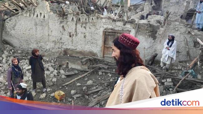 1,000 Dead in Afghanistan Earthquake, Victim Trapped in Ruins