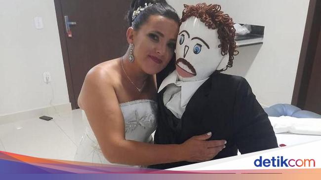 Chronic single stress, this woman marries a rag doll and claims to be pregnant