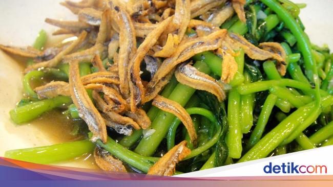 3 Resep Tumis Kangkung Ikan Asin yang Gurih Pedas Nampol