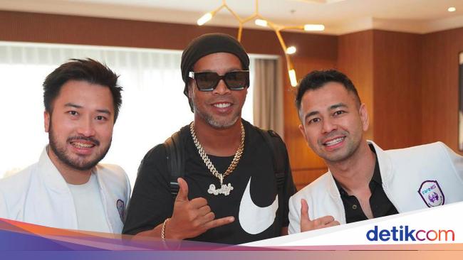 Ronaldinho Plays at Raffi Ahmad’s House!