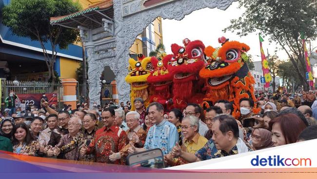 Anies Inaugurates Glodok Chinatown Gate, Distributes Angpau to Lion Dance