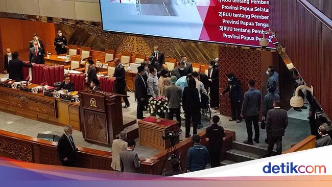 Deputy Chairperson of Banggar Muhidin Said Collapses in DPR Plenary!