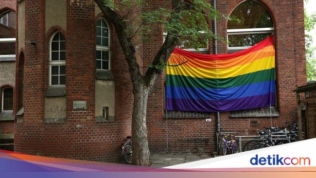 Berlin mosque puts up rainbow flag in support of LGBT