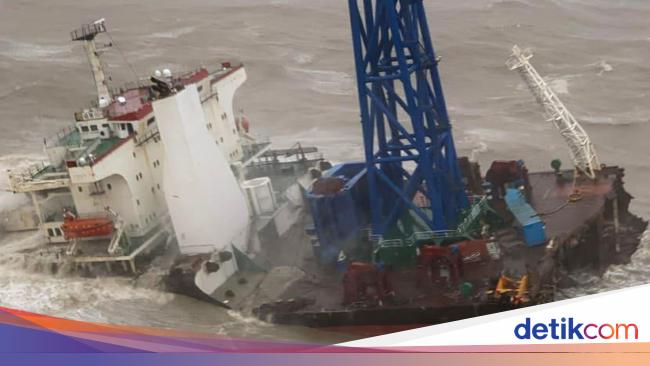 Hurricane Hits Ship Torn in Hong Kong Waters, 27 Crew Missing