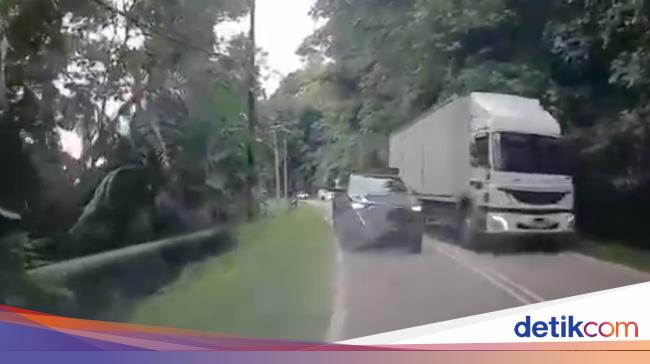 Horror!  Toyota Hilux Almost Bullfight After Overtaking Truck Around a Corner