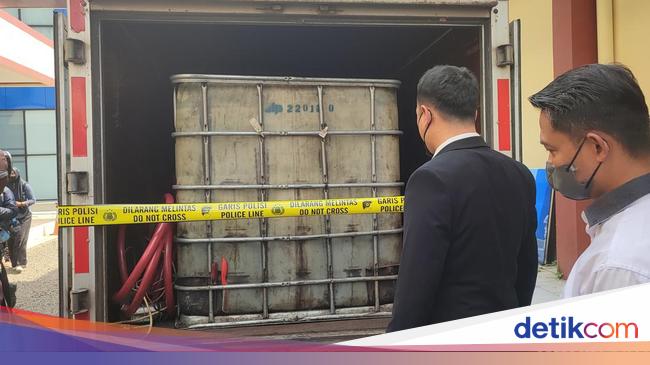 Mobil boks yang digunakan untuk penimbunan solar subsidi di Sukabumi