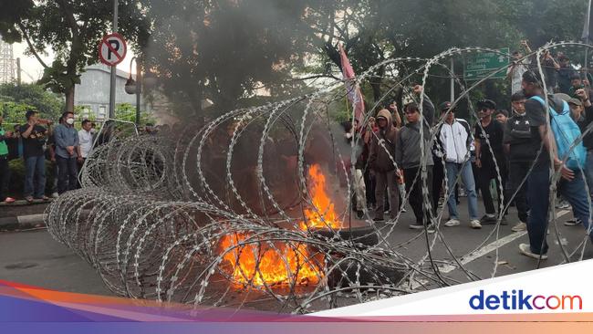 Student Demonstration in Bogor Heats Up, Mass Burns Tires-Treading Barbed Wire!