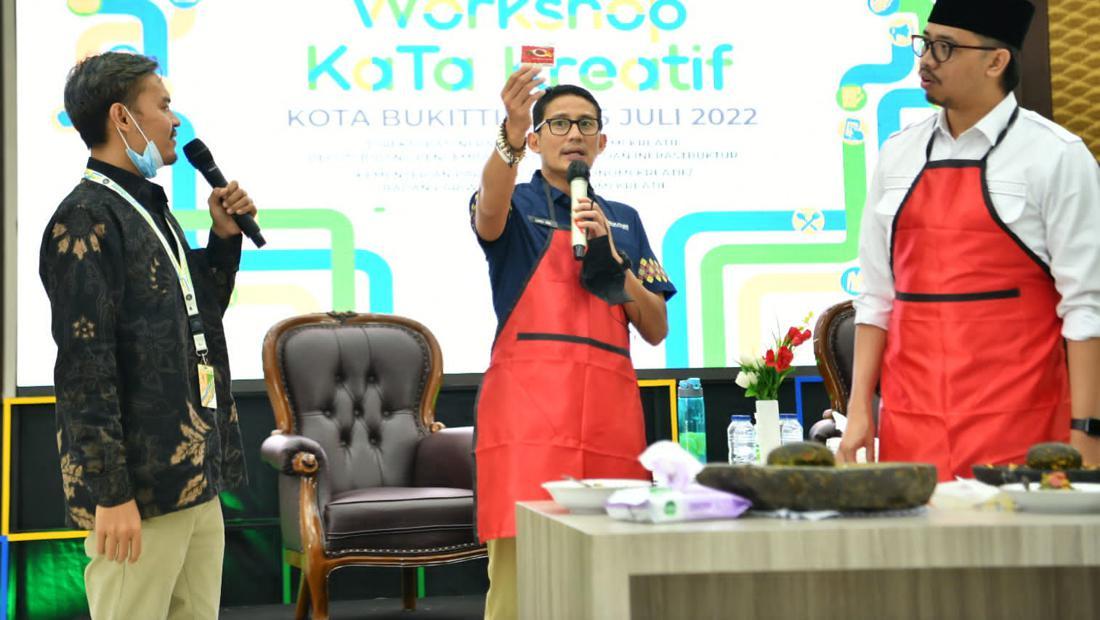 Sandiaga Beri Bantuan Modal Usaha Ke Pelaku UMKM Di Bukittinggi