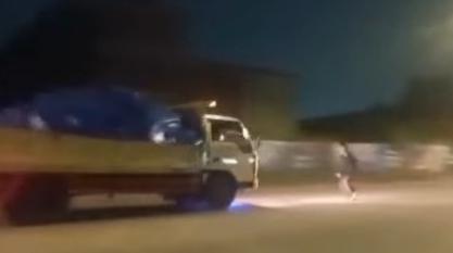 Bahaya! Aksi Viral Bocah Nekat Hadang Truk Demi Konten Di Tangerang