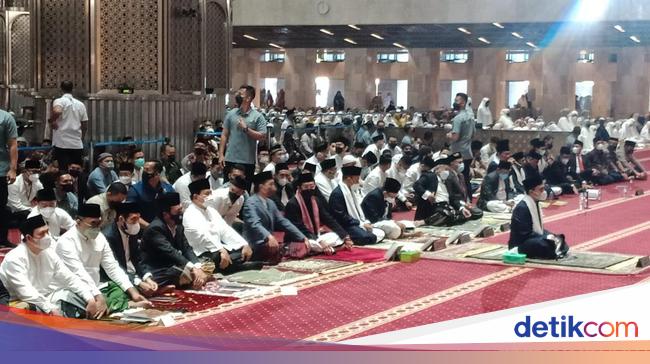 The moment of Jokowi’s Eid Prayer, flanked by Prabowo and the High Priest Istiqlal