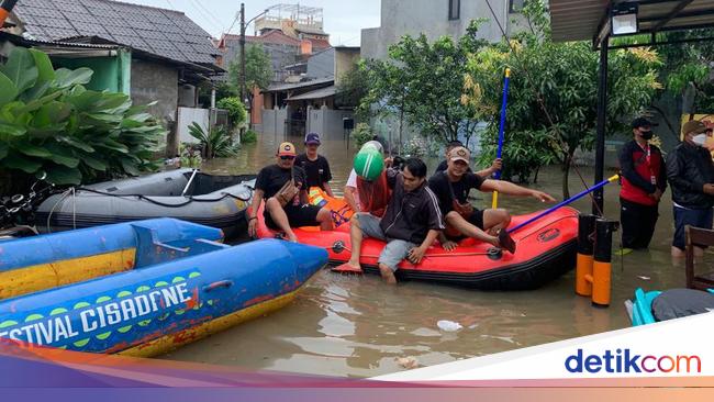 The High Flood Water in Tangerang Almost Sinks Residents’ Houses