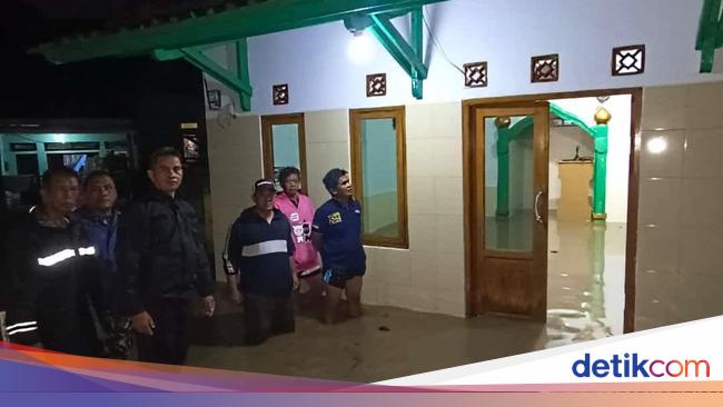 Flash Floods Hit Garut, Hundreds of Residents Refuge