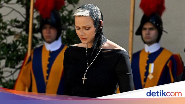 Princess of Monaco violates protocol, meets Pope while showing off shoulders