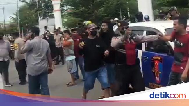 Residents of Palopo Geruduk Unanda Campus Impact Student Demonstration Kills Security Guard