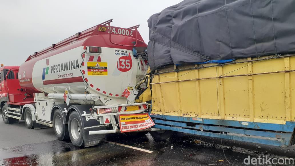 Colt Diesel Tabrak Truk Pertamina Di Tol Medan, Sopir Luka-luka