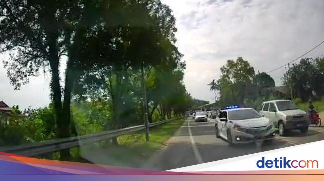 Avoid Traffic Jams, Police Car Convoy Takes Lonely Lane and Goes Against