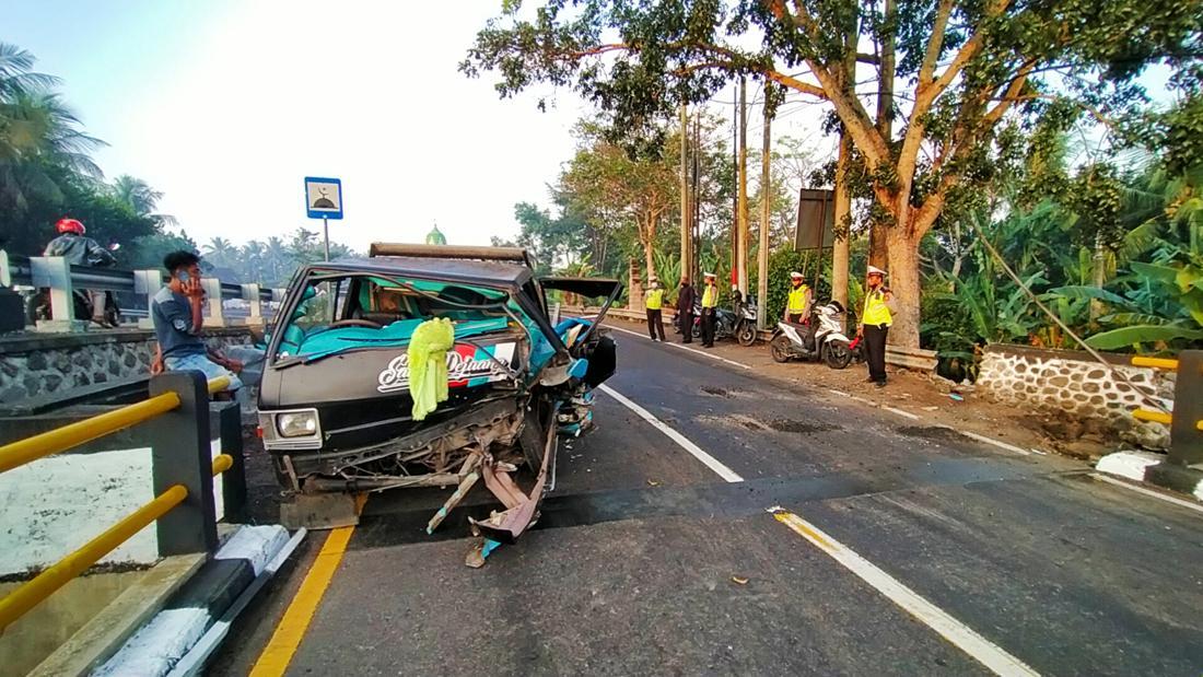 Sopir Ngantuk, Mobil Pikap Tabrak Pembatas Jembatan Di Jembrana