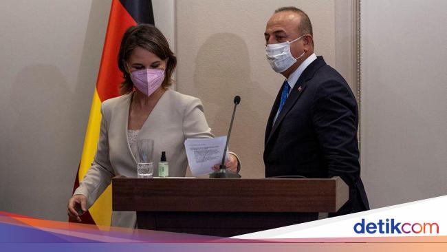 German-Turkish Foreign Ministers Involved in a Hot Fight in Front of Journalists