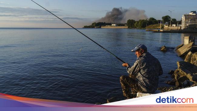 Mayor of Tampa Discovers 70 Pounds of Cocaine While Fishing with Family