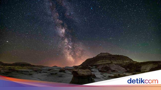 Is the Brightness of the Night Sky Comparable to that of Galaxy Photos?