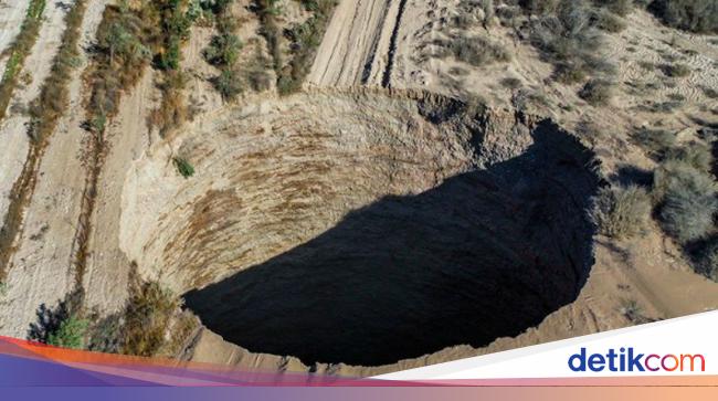 Mysterious Giant Hole Appears in Chile, Bigger Than a Tennis Court